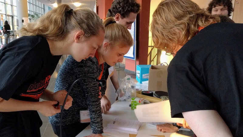 Letzte Besprechung des Teams am Info-Desk