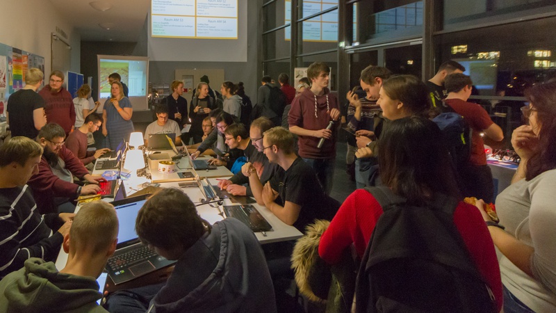 Das Capture-the-Flag-Team ssh@uzl Stand veranstaltet ein kleines CTF am Stand