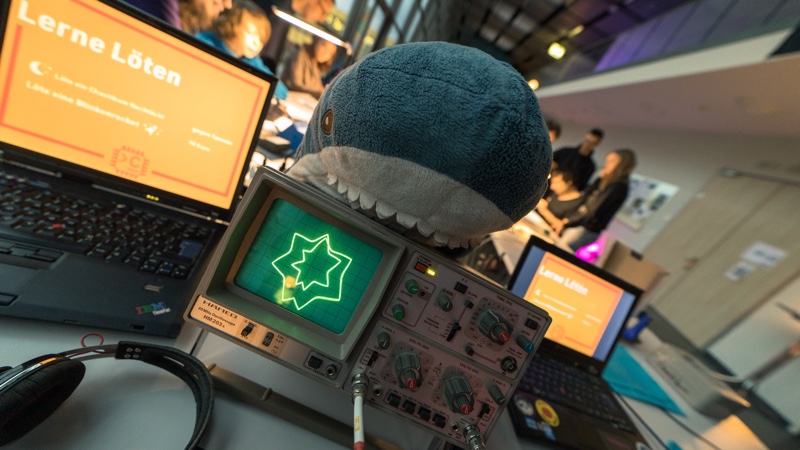 Löten lernen und Oszilloskope am Stand des Chaotikums