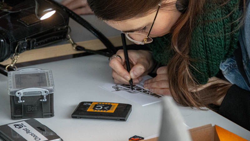 Postkarten ausmalen, schreiben und abschicken am Stand der Chaospost