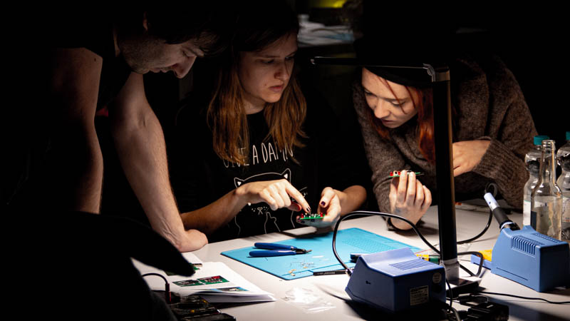 Löten des Nachtlichts am Stand des Chaotikums