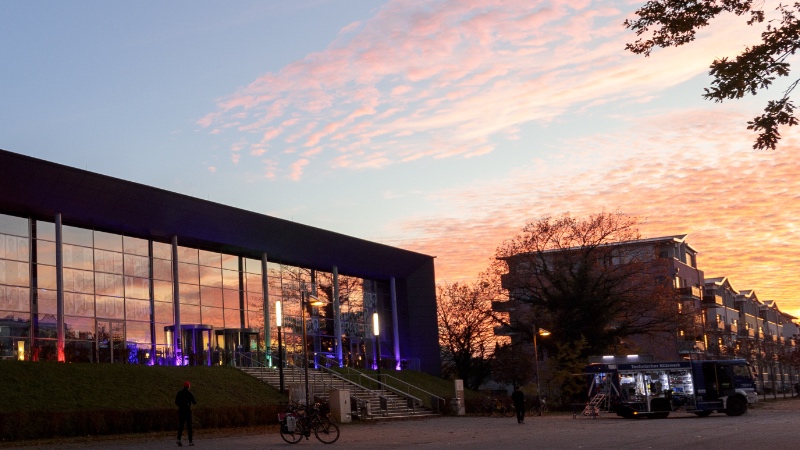 Audimax und THW in der Abendsonne