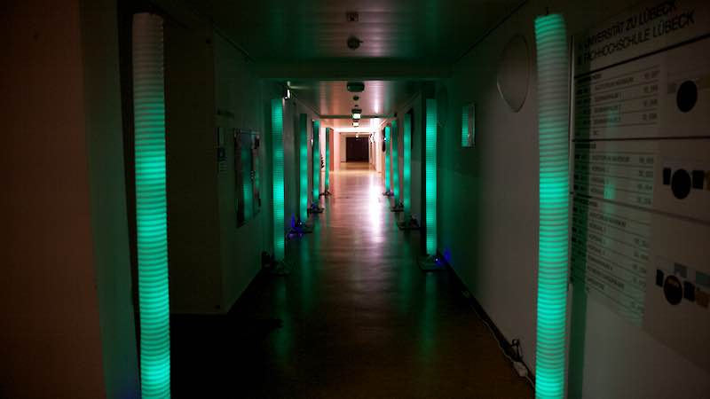 Der Weg zum Hackcenter ist stimmungsvoll beleuchtet.