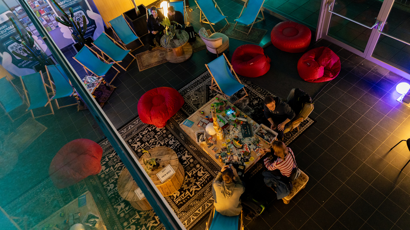 Chillecke diesmal mit mehr Teppich und Sofa